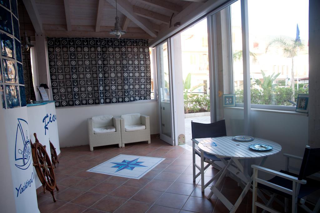 Hotel Yachting Club Mare Gioiosa Marea Esterno foto